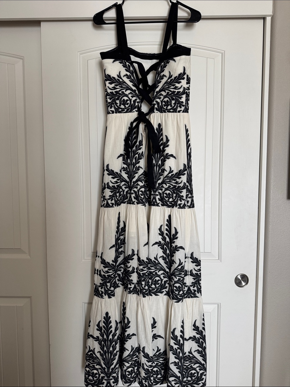 Alice + Olivia White Tiered Maxi Dress with Corset Back - Never worn size 12 - Picture 3 of 8